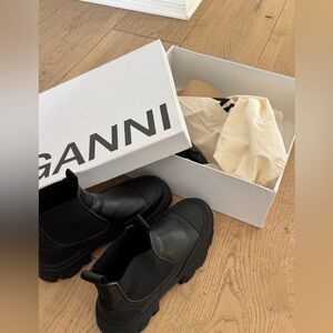Black Cleated Low Chelsea Boots